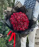 دسته گل ۶۰ شاخه رز قرمز شاین دار یا اکلیلی فلوبار