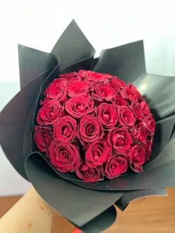 دسته گل ۴۰ شاخه رز قرمز فلوبار