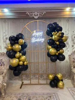 بادکنک آرایی با تم مشکی طلایی فلوبار