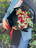 دسته گل ۴۰ شاخه رز قرمز فلوبار