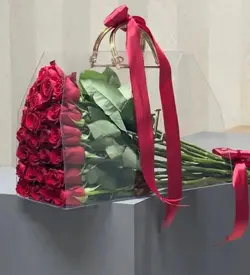 گل رز قرمز داخل فلاوربگ پلکسی فلوبار