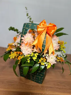 گل داودی داخل فلاوربگ کاغذی فلوبار