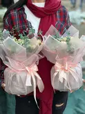 گل رز مینیاتوری داخل جار گل فلوبار