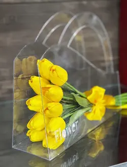 گل لاله مصنوعی زرد داخل فلاوربگ پلکسی فلوبار