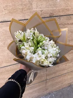 دسته گل آلسترومریا سفید فلوبار