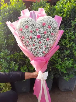 دسته گل قلبی ژیپسوفیلا و رز مینیاتوری فلوبار