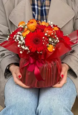 گل ژرورا و آنمون داخل جار گل فلوبار