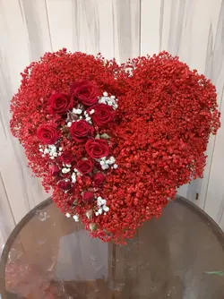 دسته گل قلبی ژیپسوفیلا و رز مینیاتوری فلوبار