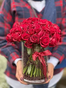 گل رز قرمز داخل جار گل فلوبار