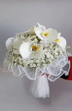 دسته گل عروس با ژیپسوفیلا و ارکیده فلوبار