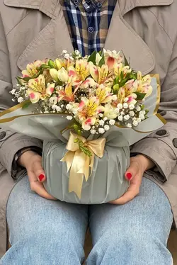 گل آلسترومریا داخل جار گل فلوبار