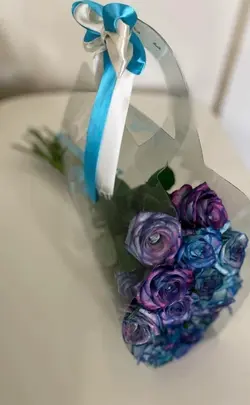 گل رز آبی داخل فلاوربگ طلقی فلوبار