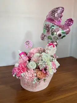 باکس گهواره ای نوزادی دخترونه با گل مصنوعی و بادکنک فلوبار