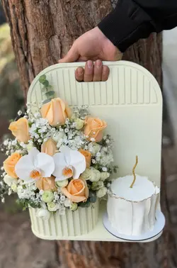 باکس گل و کیک تولد گلبهی فلوبار