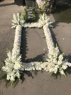 گل آرایی دور سنگ قبر فلوبار