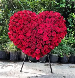 استند ایستاده قلب بزرگ با گل رز قرمز فلوبار