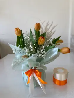 گل لاله داخل جار گل فلوبار