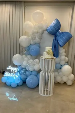 بادکنک آرایی با تم سفید آبی فلوبار