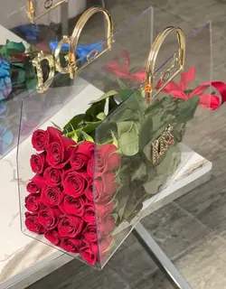 گل رز قرمز داخل فلاوربگ پلکسی فلوبار