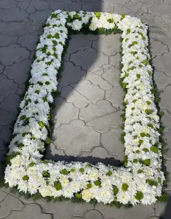 گل آرایی دور سنگ قبر فلوبار