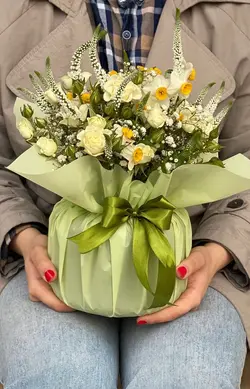 گل رز و نرگس داخل جار گل فلوبار