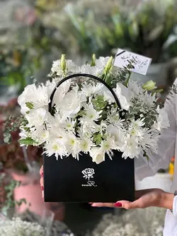 گل داودی داخل فلاوربگ ترحیمی فلوبار