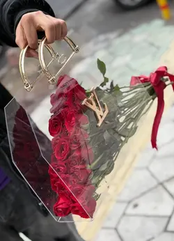 گل رز قرمز داخل فلاوربگ پلکسی فلوبار