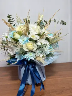 گل رز و لیسینتوس آبی داخل جار گل فلوبار