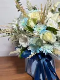 گل رز و لیسینتوس آبی داخل جار گل فلوبار