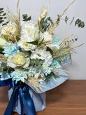 گل رز و لیسینتوس آبی داخل جار گل فلوبار