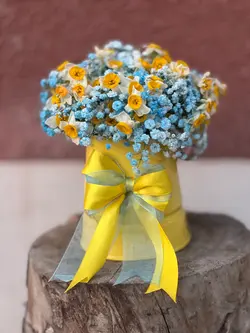 گل نرگس و ژیپسوفیلیا داخل جار گل فلوبار