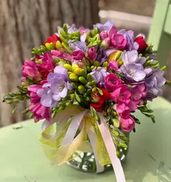 گل فرزیا داخل جار گل فلوبار