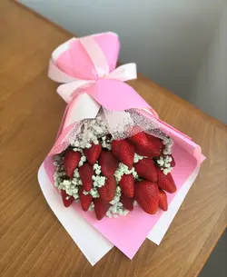 دسته گل ژیپسوفیلا و توت فرنگی فلوبار