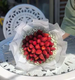 دسته گل ژیپسوفیلا و توت فرنگی فلوبار