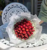 دسته گل ژیپسوفیلا و توت فرنگی فلوبار