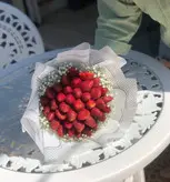 دسته گل ژیپسوفیلا و توت فرنگی فلوبار