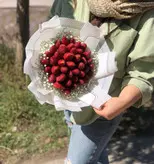 دسته گل ژیپسوفیلا و توت فرنگی فلوبار