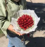 دسته گل ژیپسوفیلا و توت فرنگی فلوبار