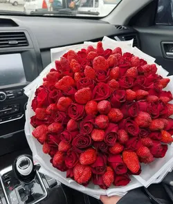 دسته گل رز و توت فرنگی فلوبار