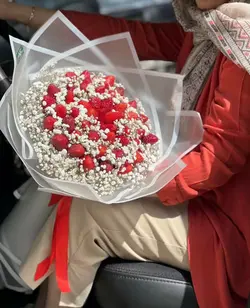 دسته گل ژیپسوفیلا و توت فرنگی فلوبار