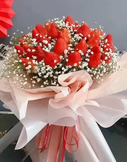 دسته گل ژیپسوفیلا و توت فرنگی فلوبار