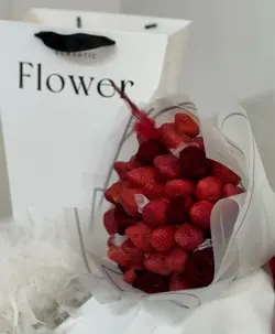 دسته گل رز و توت فرنگی به همراه بگ فلوبار