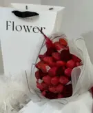 دسته گل رز و توت فرنگی به همراه بگ فلوبار