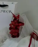 دسته گل رز و توت فرنگی به همراه بگ فلوبار