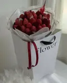 دسته گل رز و توت فرنگی به همراه بگ فلوبار