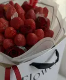 دسته گل رز و توت فرنگی به همراه بگ فلوبار