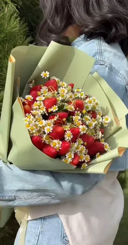 دسته گل بابونه و توت فرنگی فلوبار