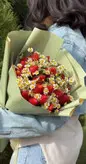 دسته گل بابونه و توت فرنگی فلوبار