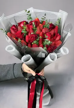 دسته گل رز و توت فرنگی فلوبار