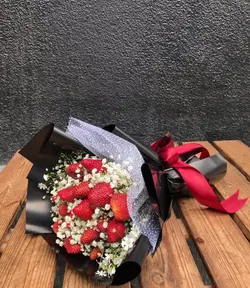 دسته گل ژیپسوفیلا و توت فرنگی فلوبار